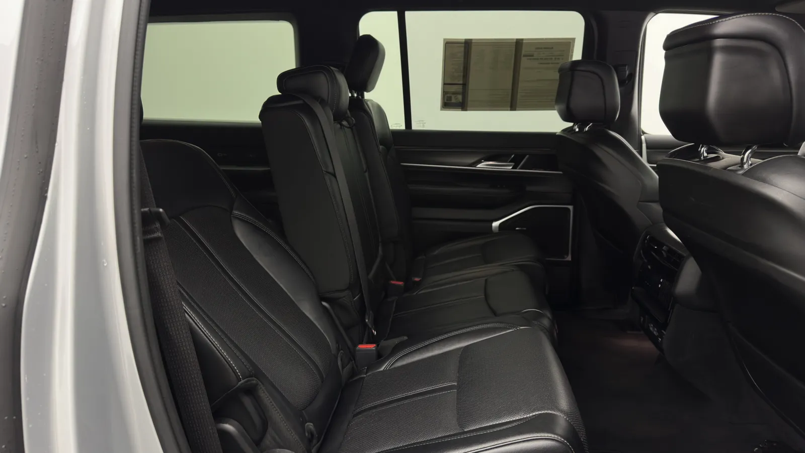 Jeep Wagoneer L photo 44