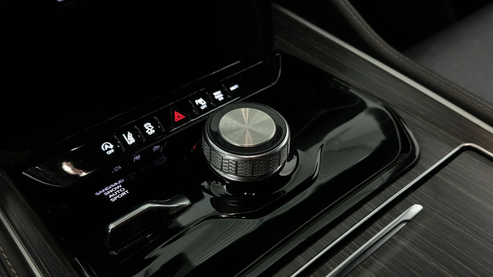 Jeep Wagoneer L photo 19