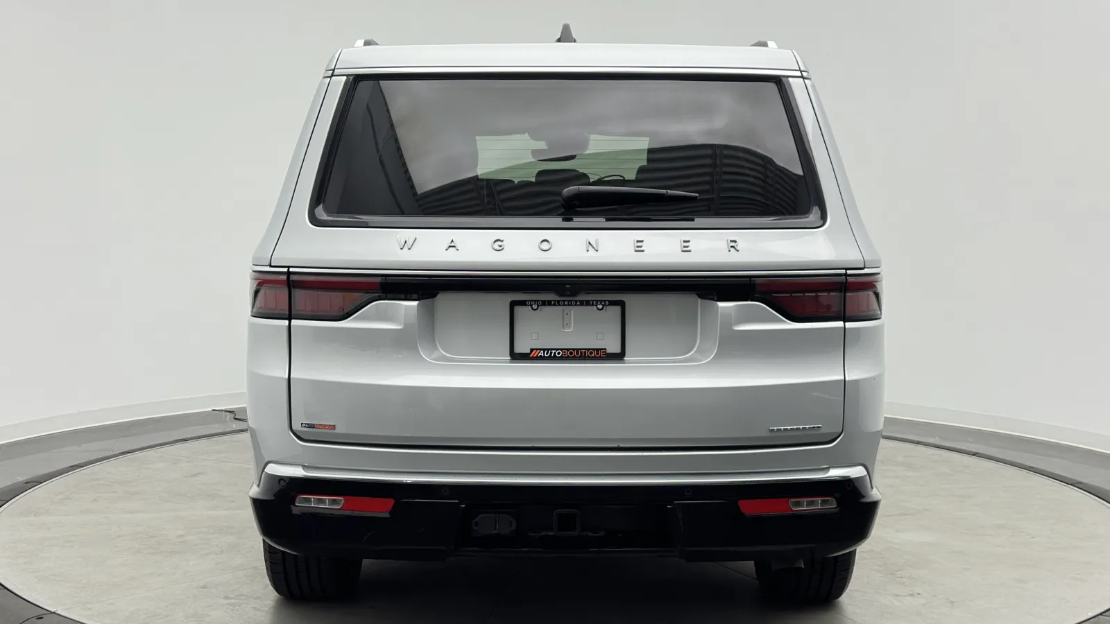 Jeep Wagoneer L photo 6