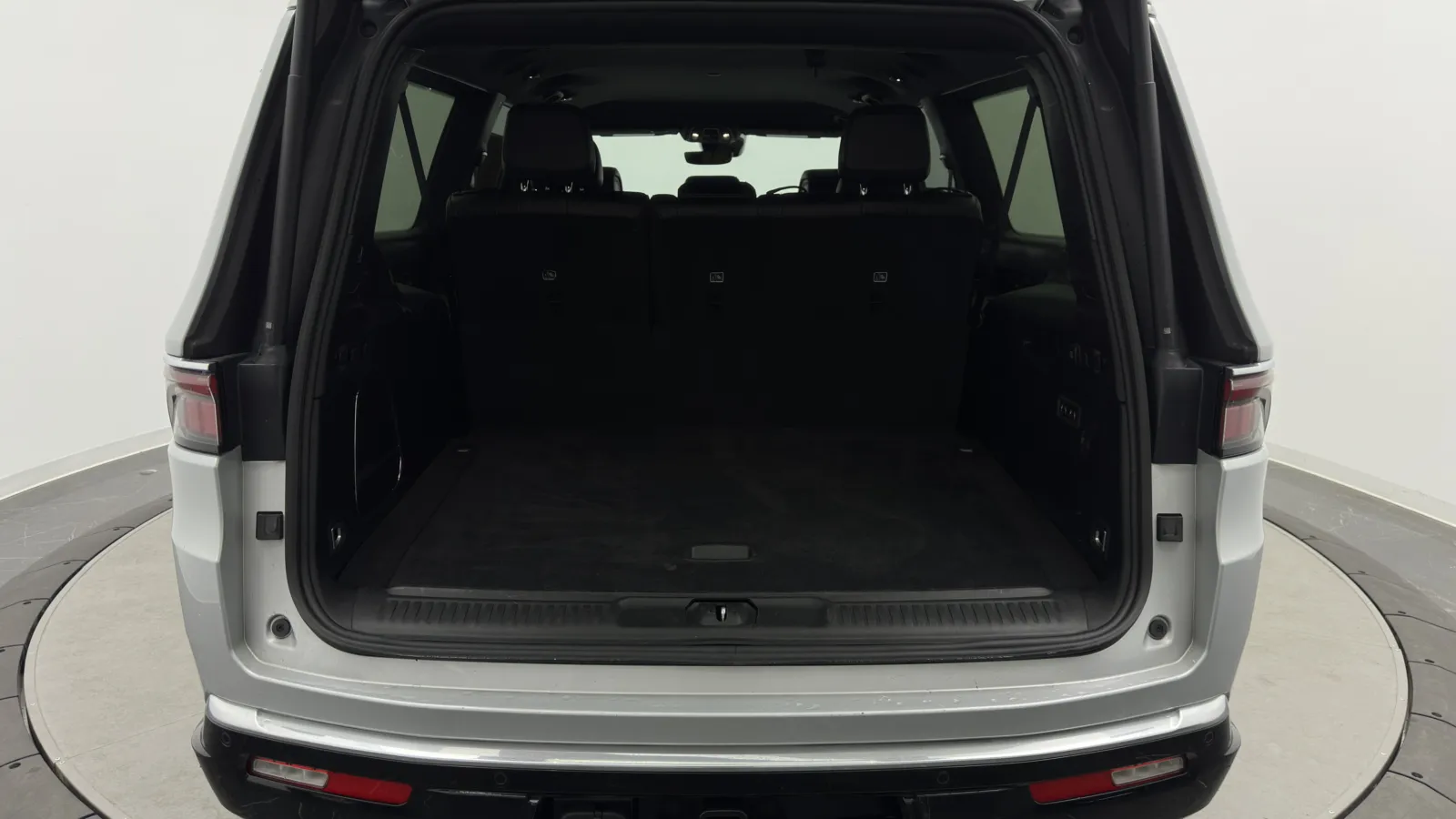 Jeep Wagoneer L photo 42