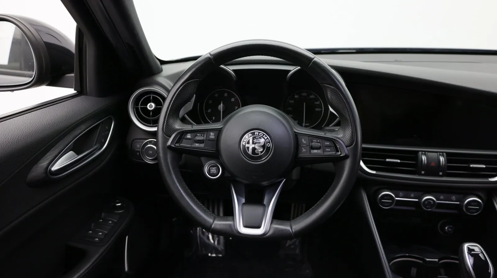 Alfa Romeo Giulia photo 26