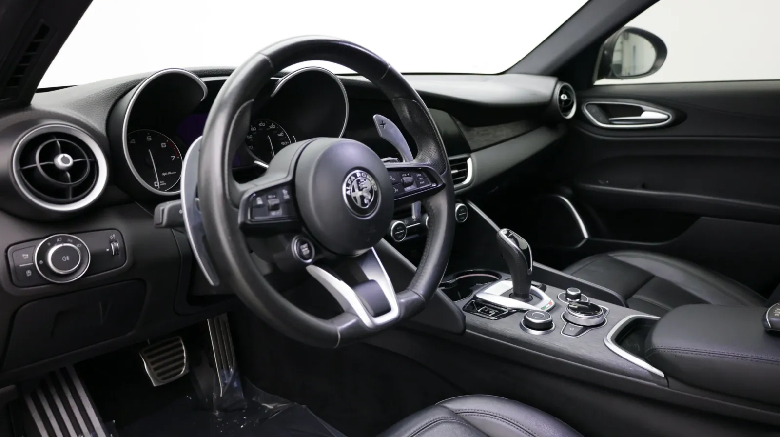 Alfa Romeo Giulia photo 11