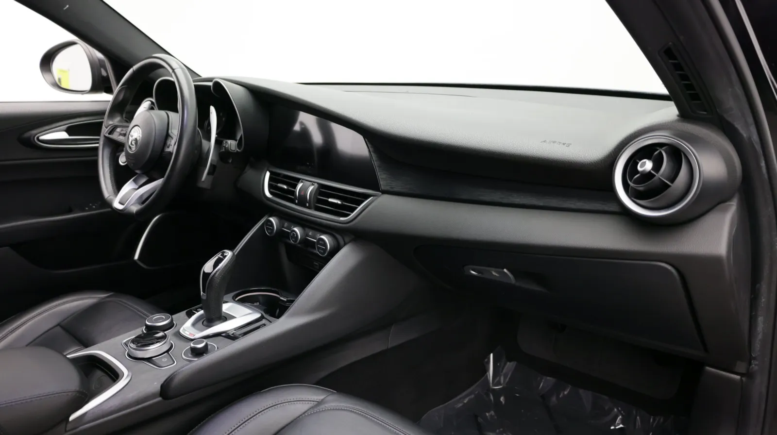 Alfa Romeo Giulia photo 35