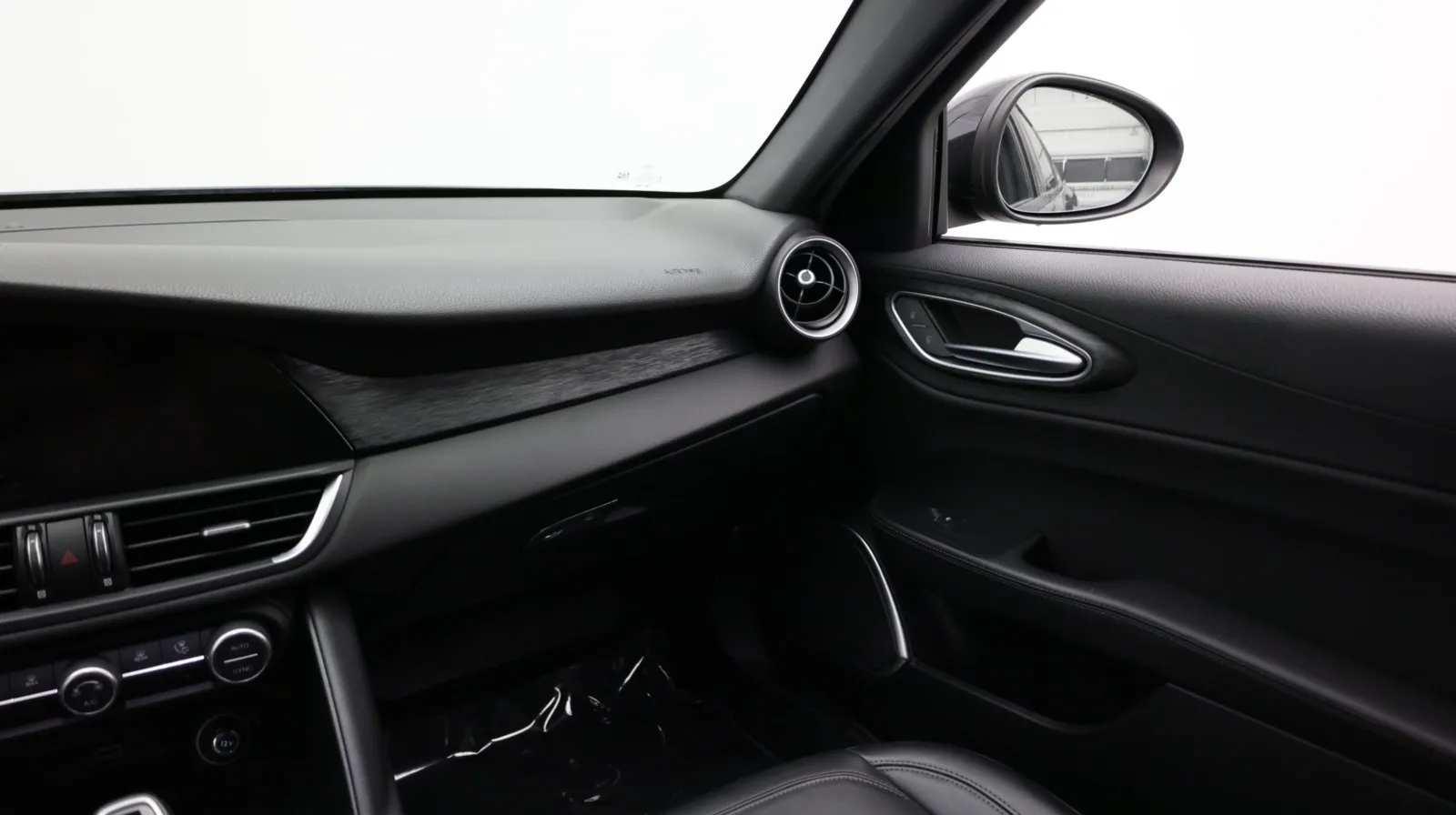 Alfa Romeo Giulia photo 28