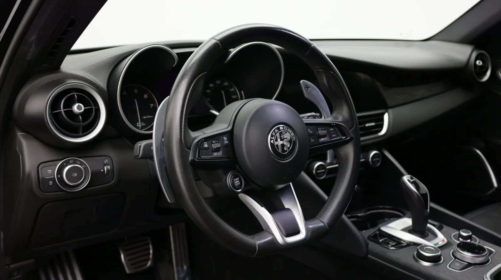Alfa Romeo Giulia photo 10