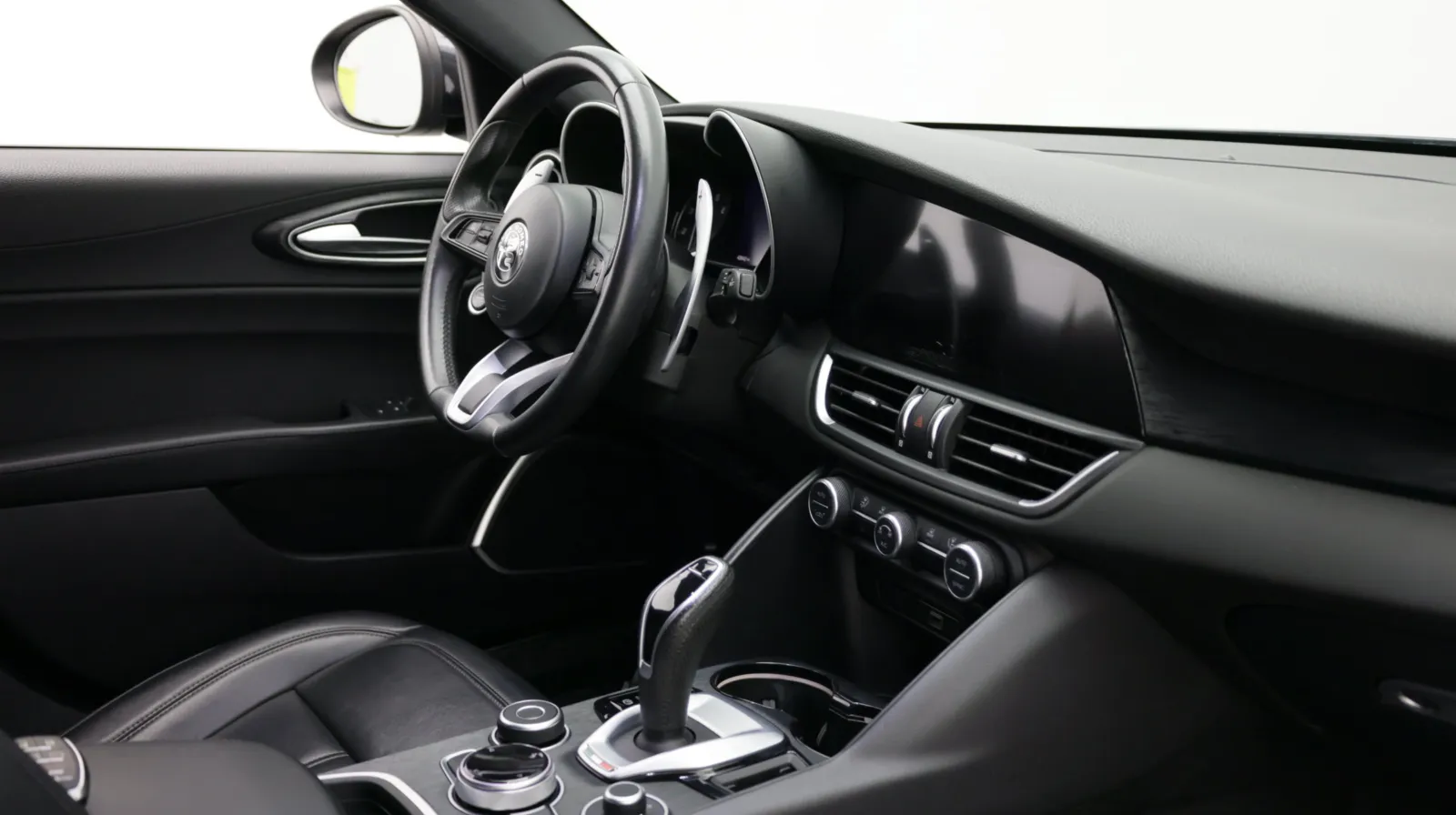 Alfa Romeo Giulia photo 33