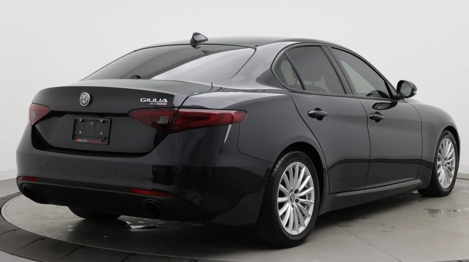 Alfa Romeo Giulia photo 8