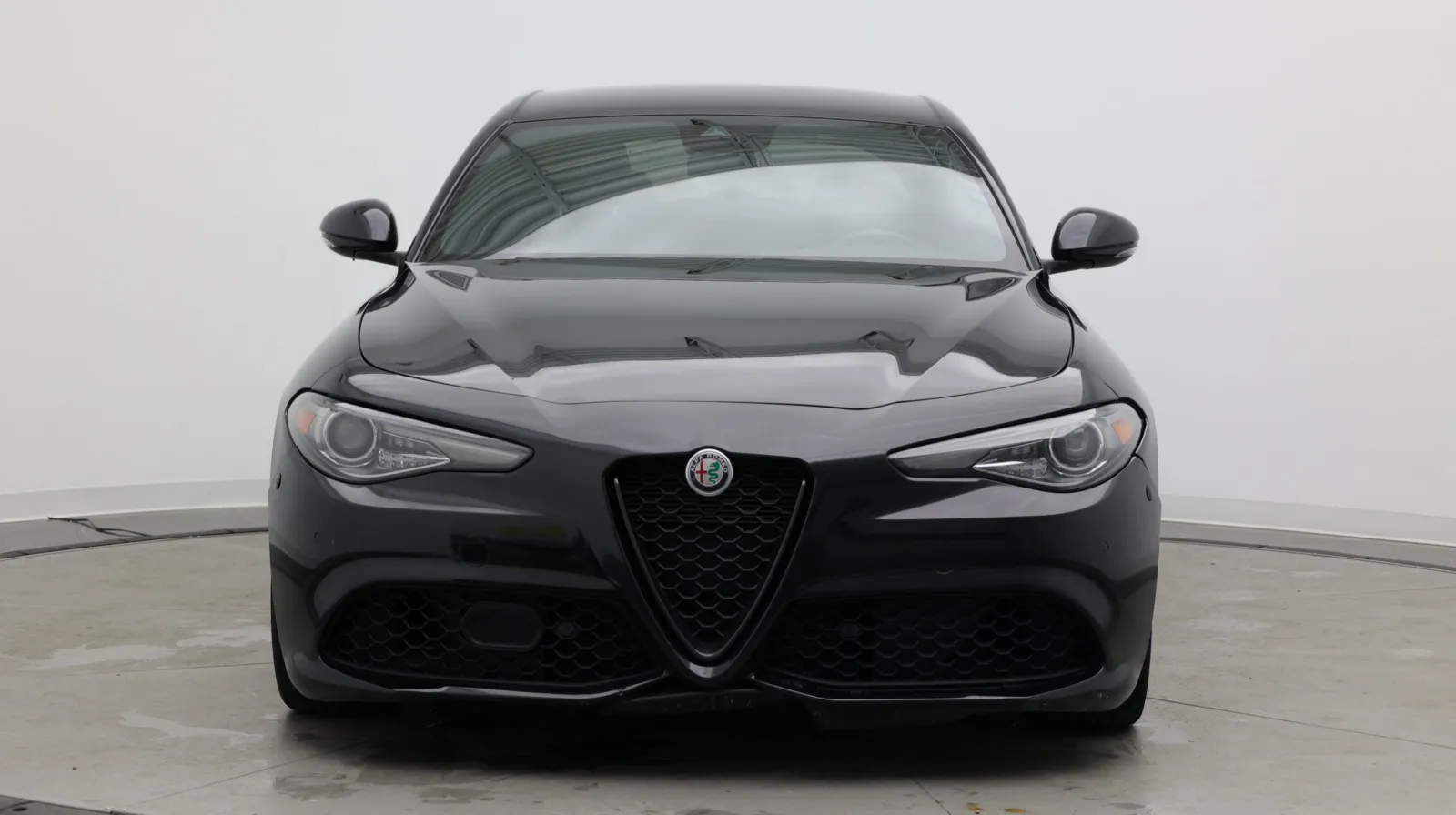 Alfa Romeo Giulia photo 2