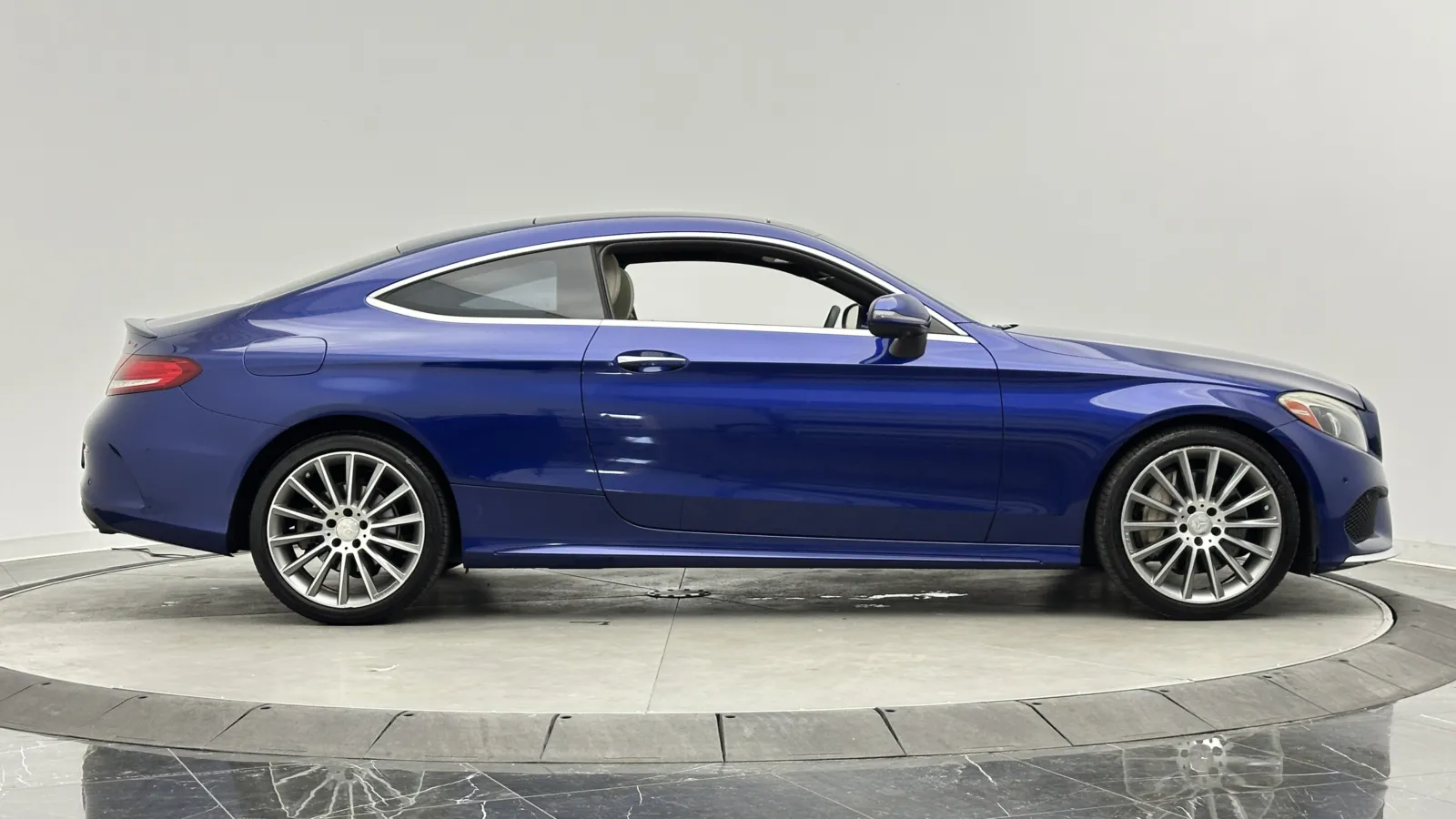 Mercedes-Benz C-Class photo 9
