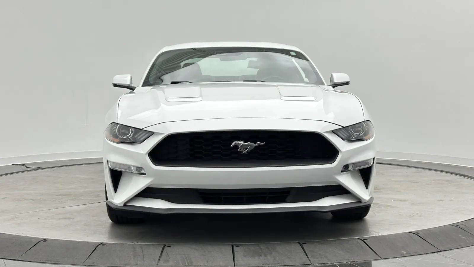Ford Mustang photo 2