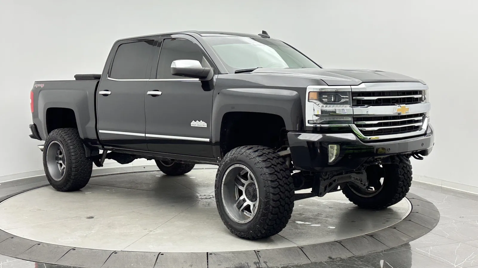 Chevrolet Silverado photo 3
