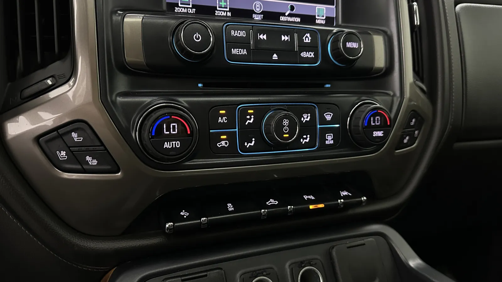 Chevrolet Silverado photo 17
