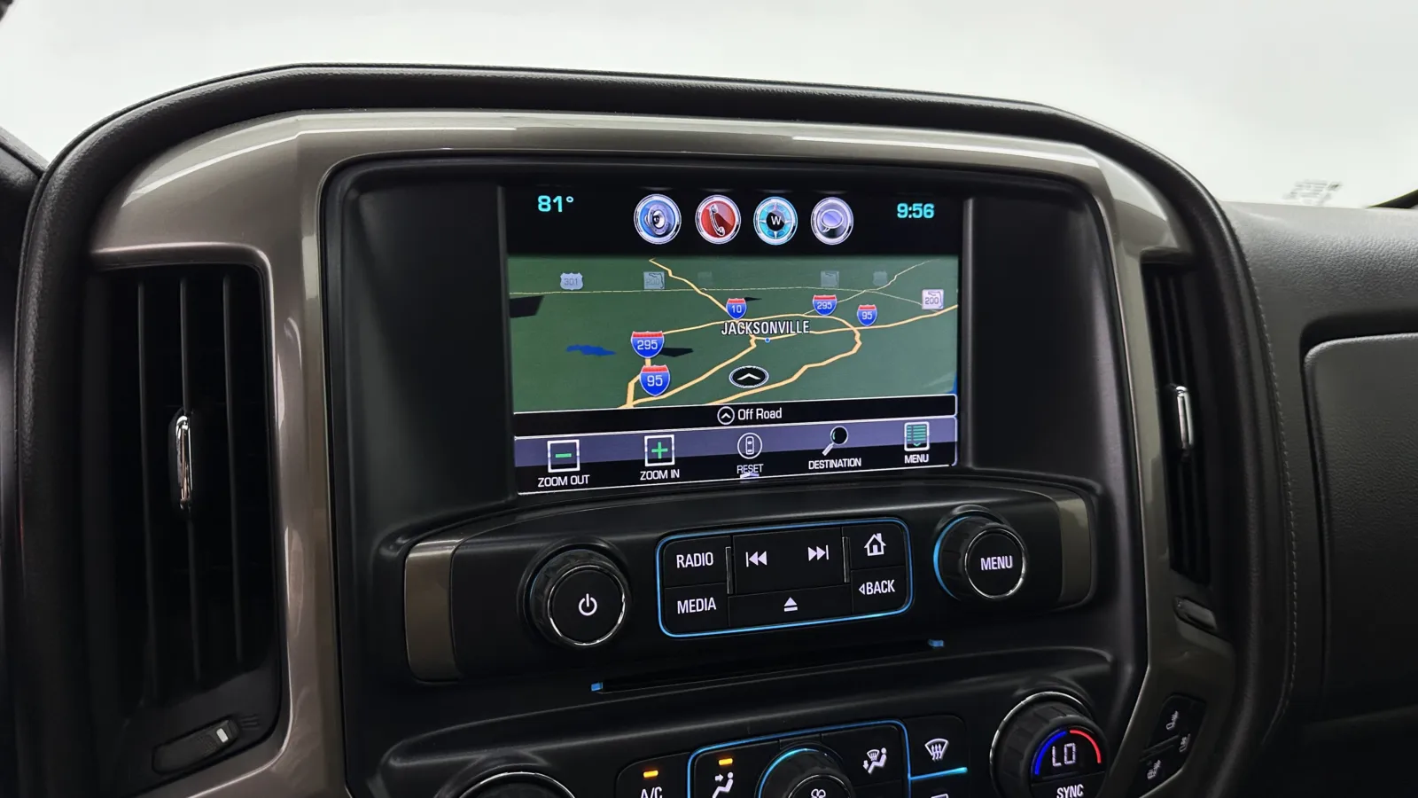 Chevrolet Silverado photo 16