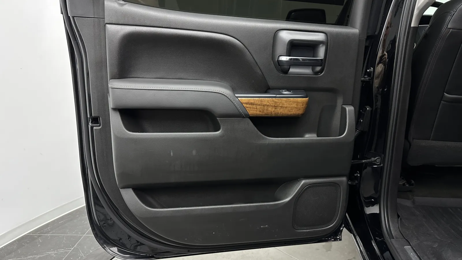 Chevrolet Silverado photo 24
