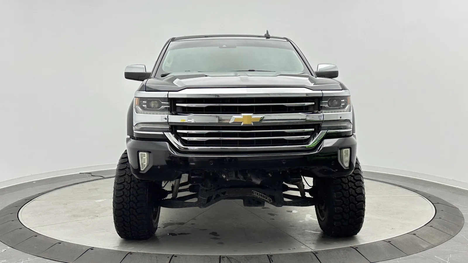 Chevrolet Silverado photo 2