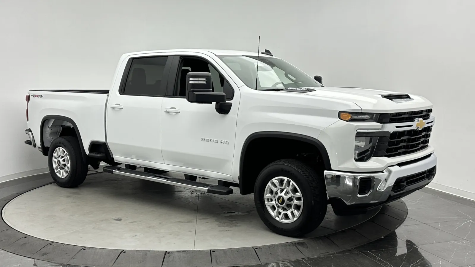 Chevrolet Silverado photo 3