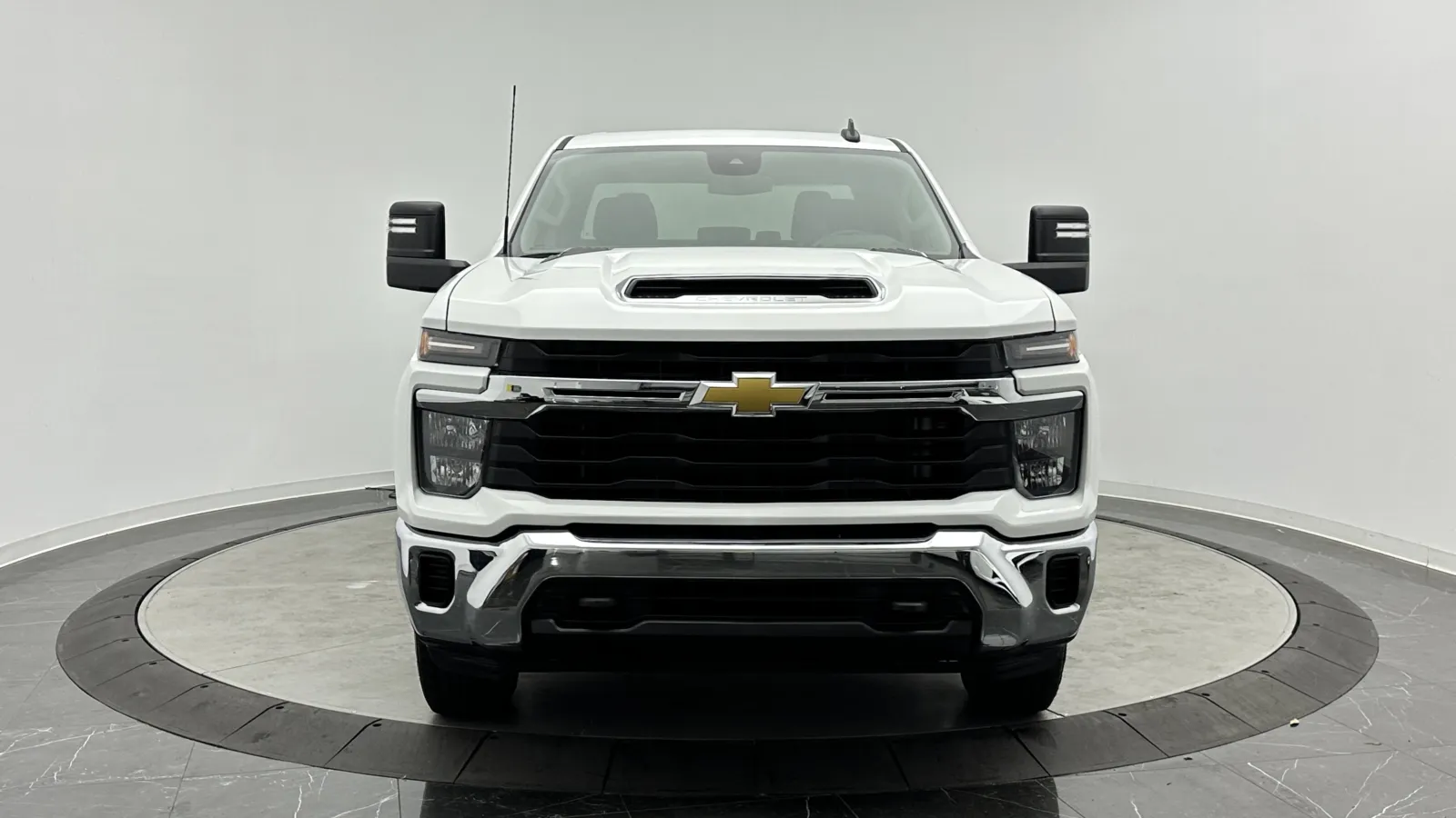Chevrolet Silverado photo 2