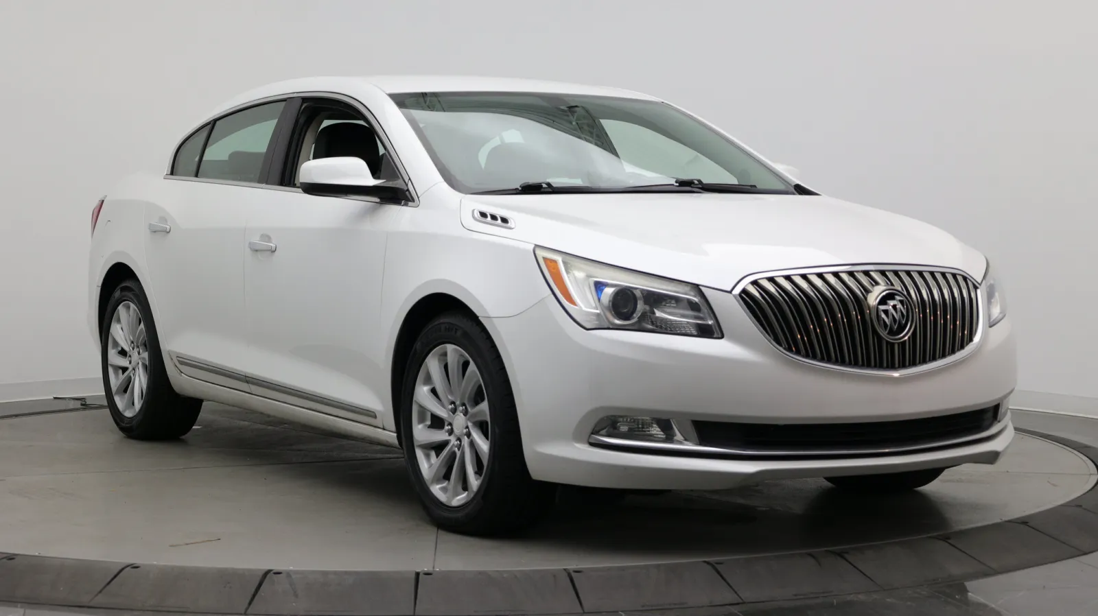 Buick LaCrosse photo 3