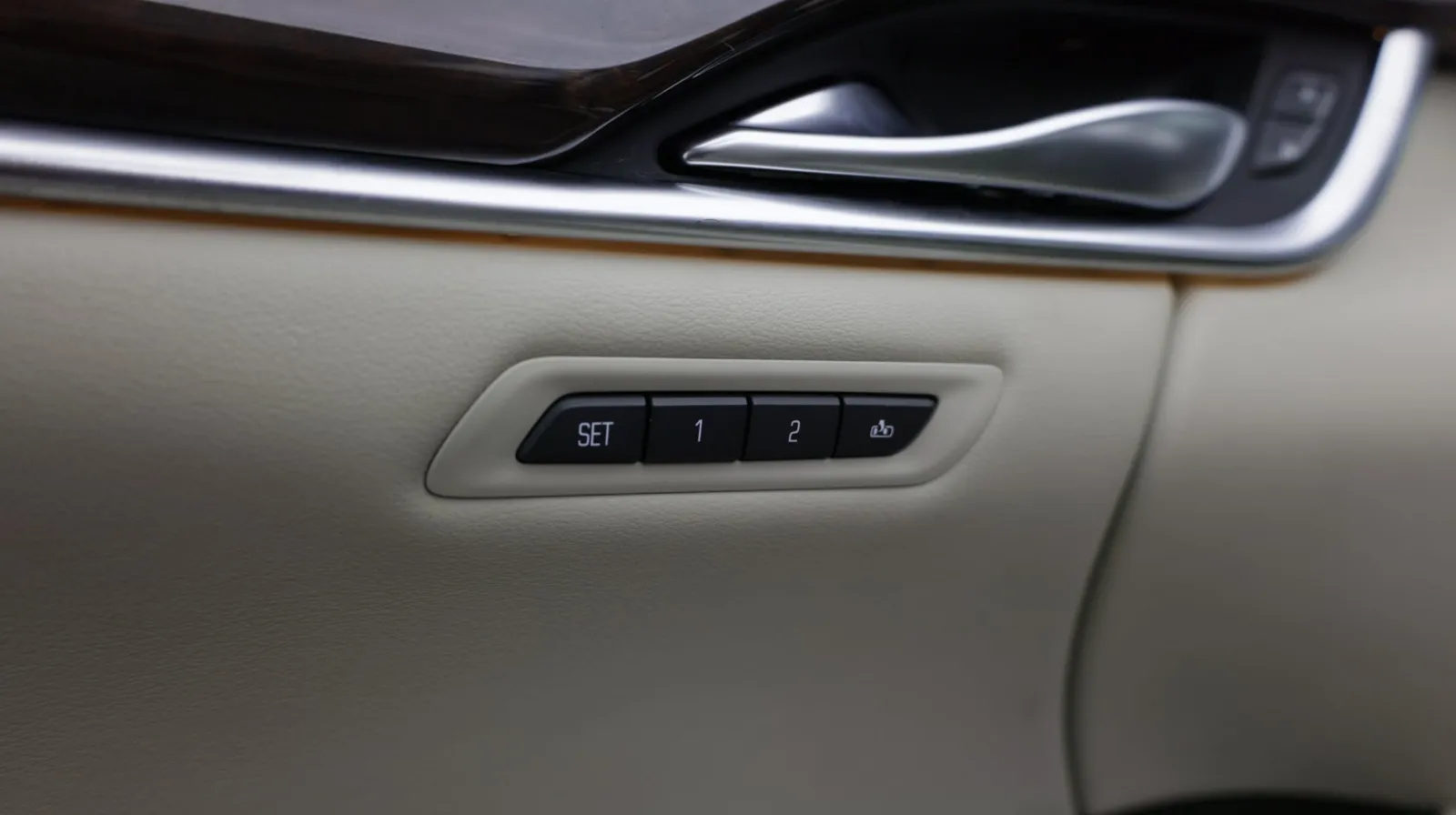 Cadillac XTS photo 14