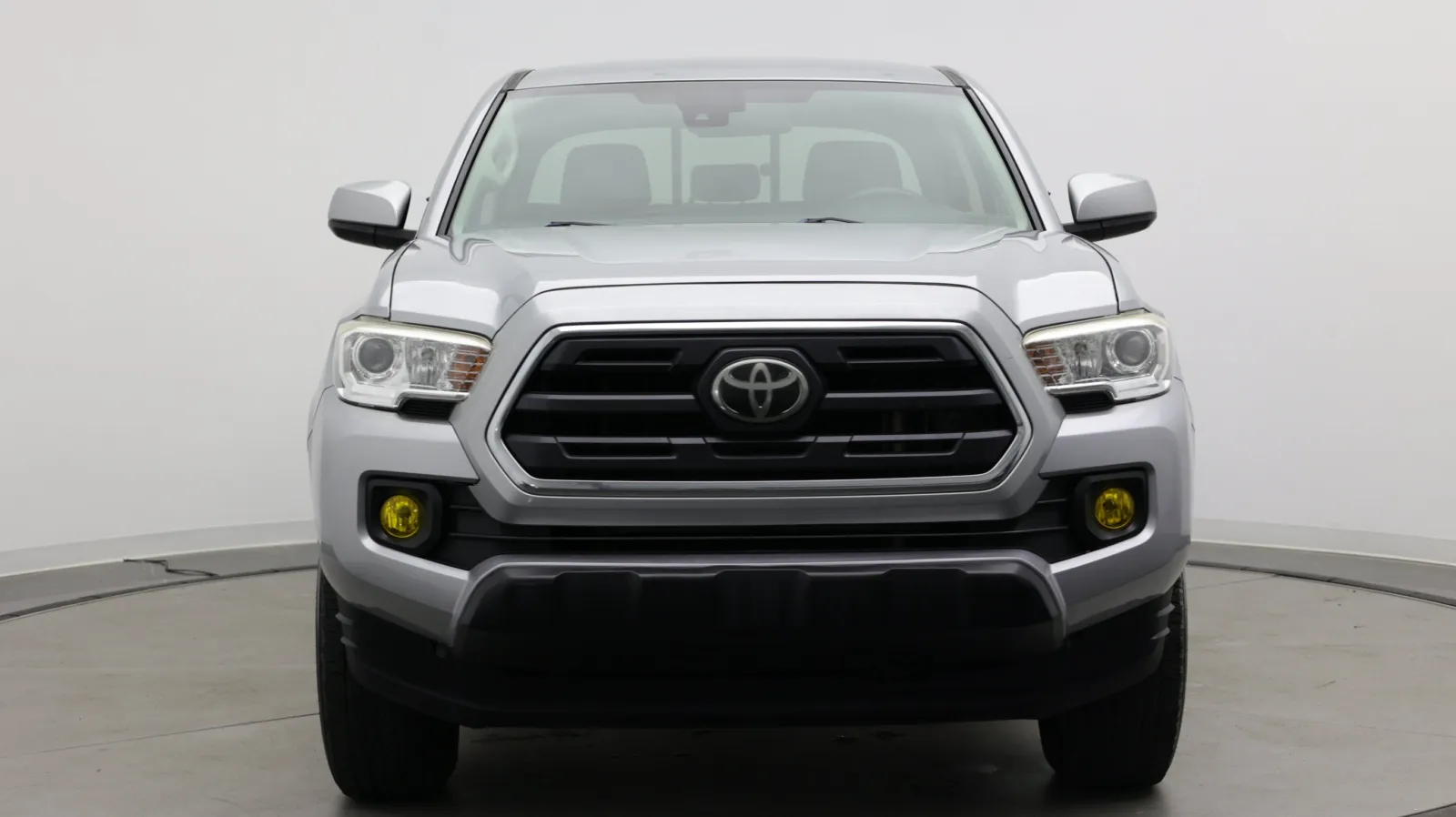 Toyota Tacoma photo 2