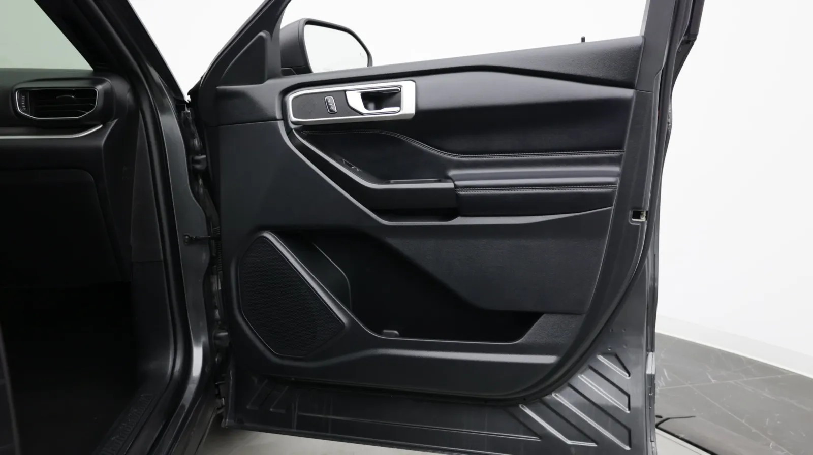 Ford Explorer photo 35