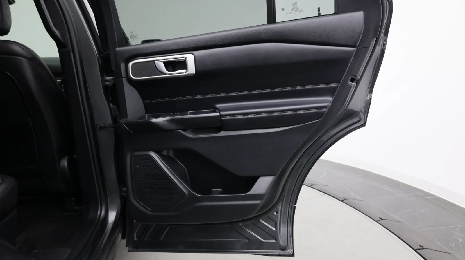 Ford Explorer photo 33