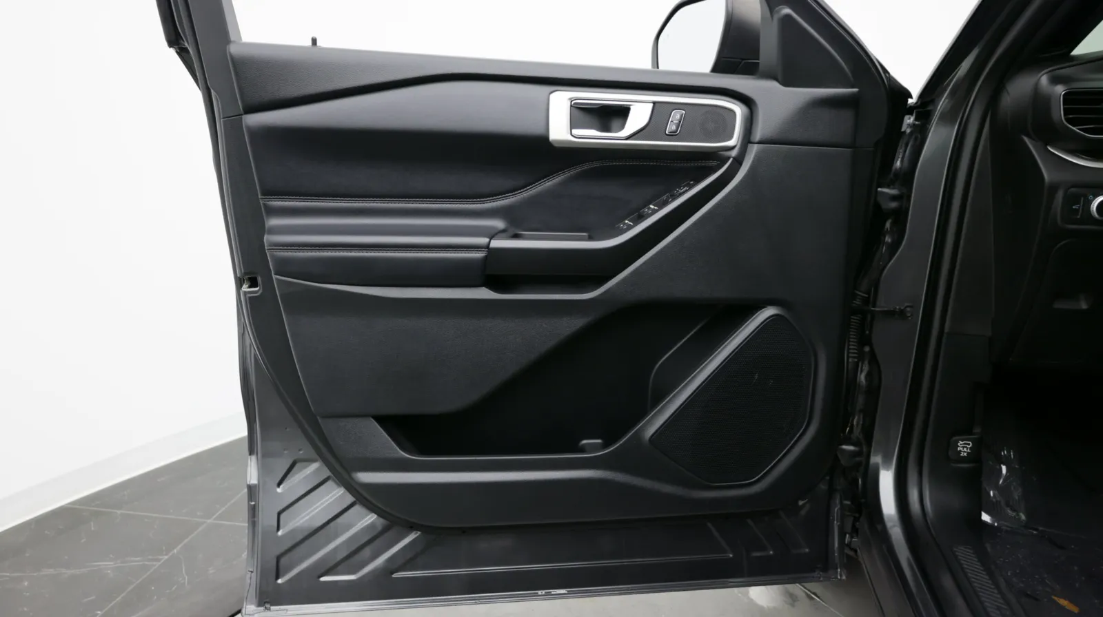 Ford Explorer photo 11