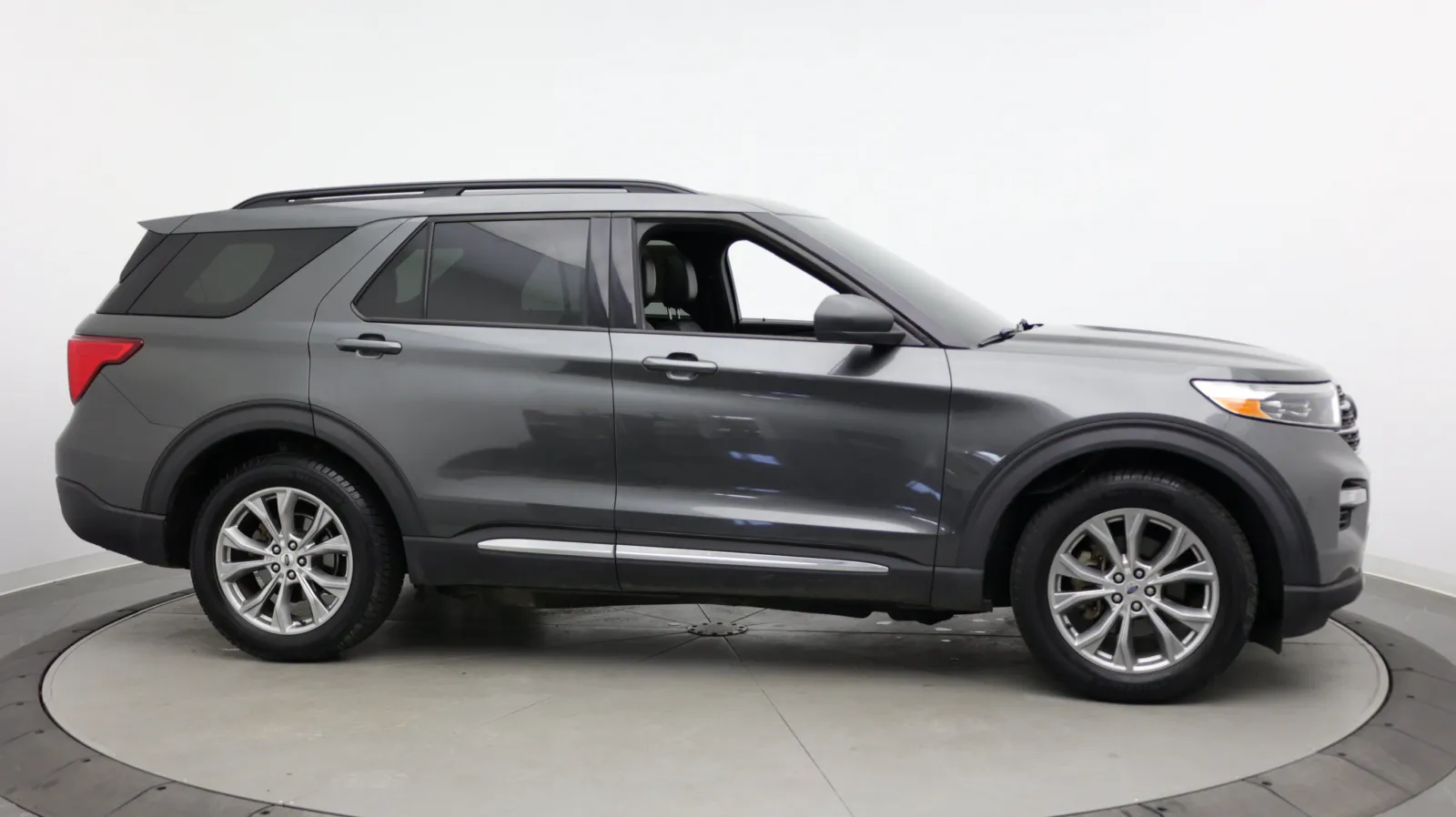 Ford Explorer photo 9