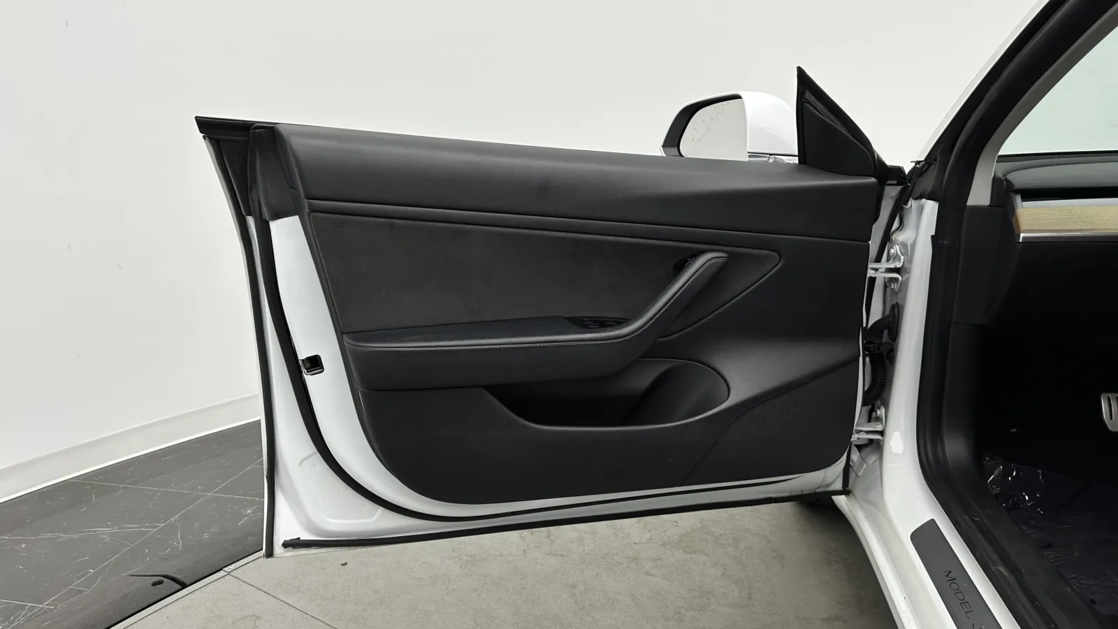 Tesla Model 3 photo 10