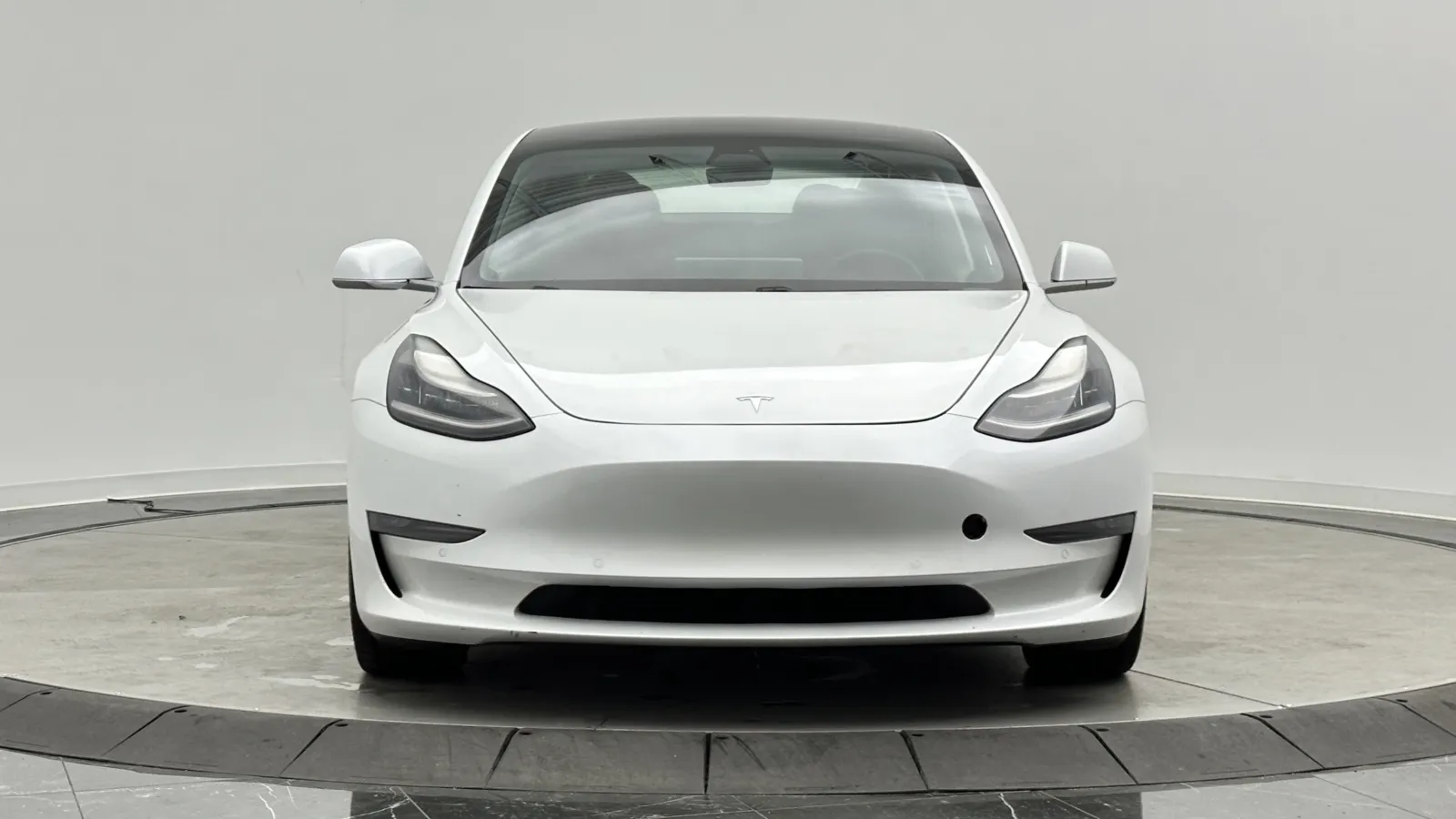 Tesla Model 3 photo 2