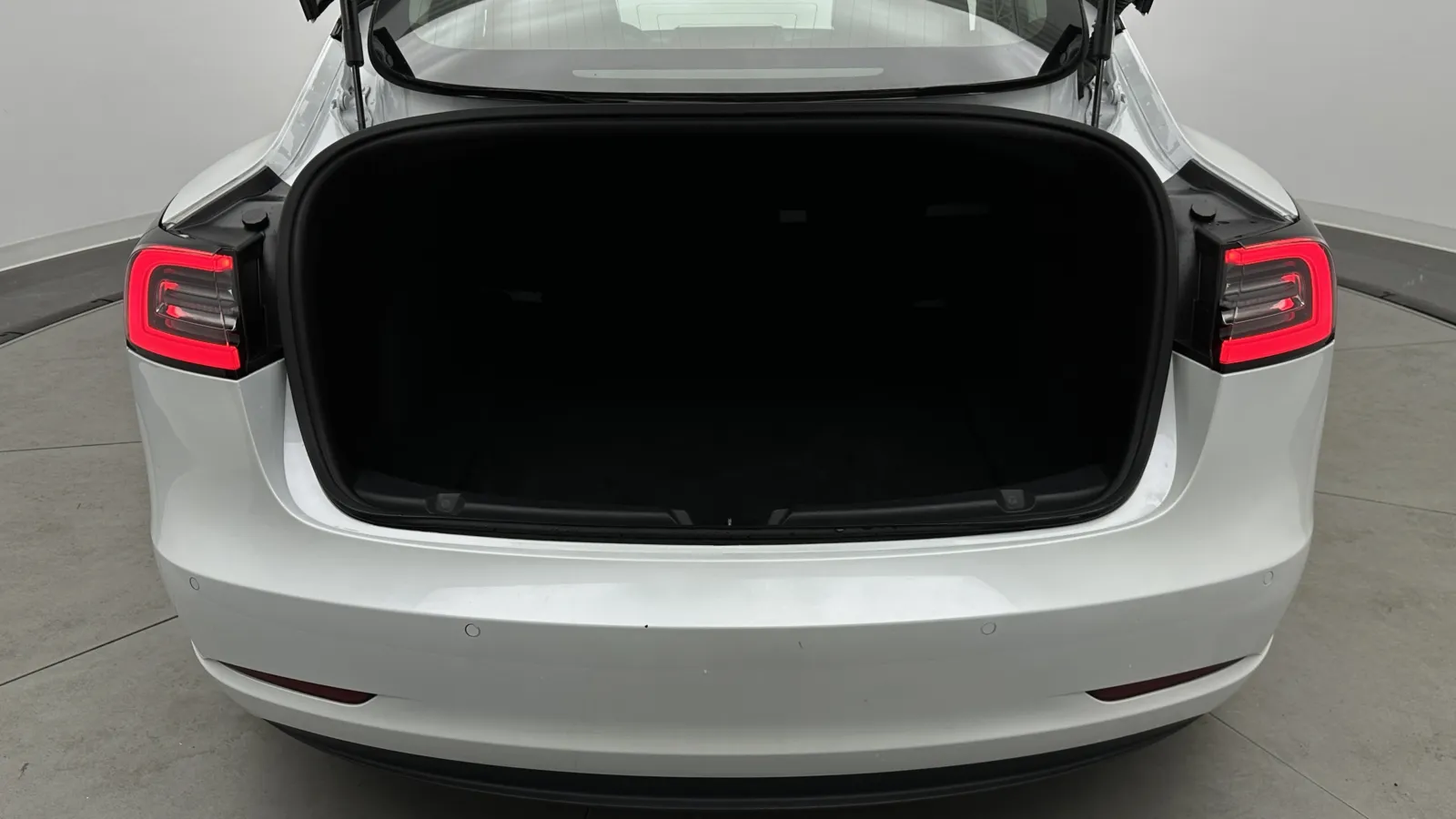 Tesla Model 3 photo 24