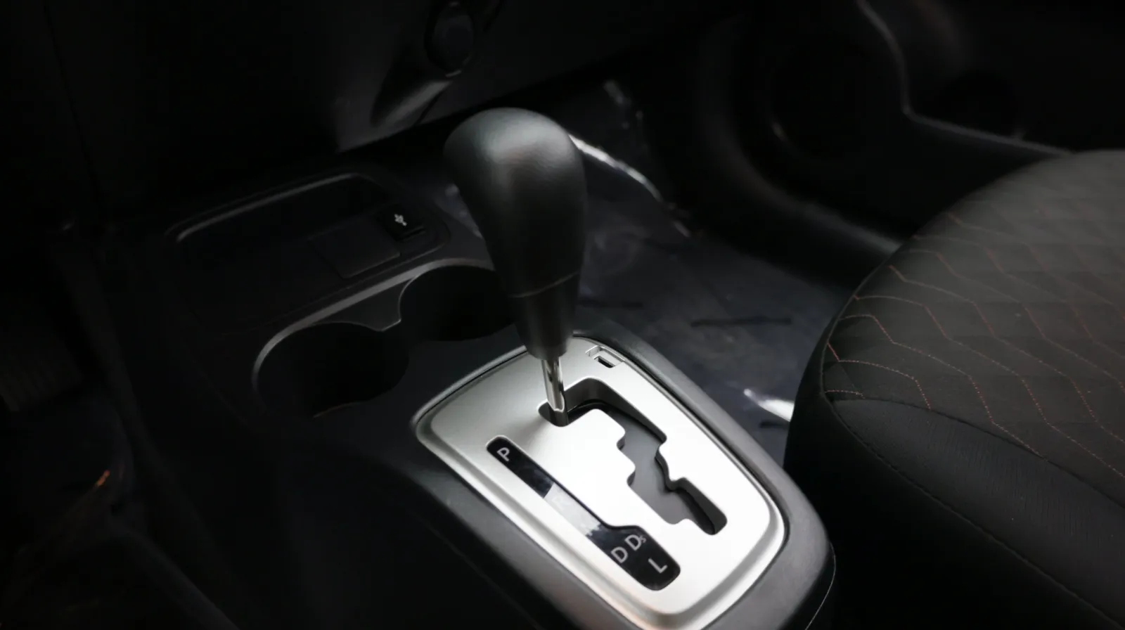 Mitsubishi Mirage photo 13