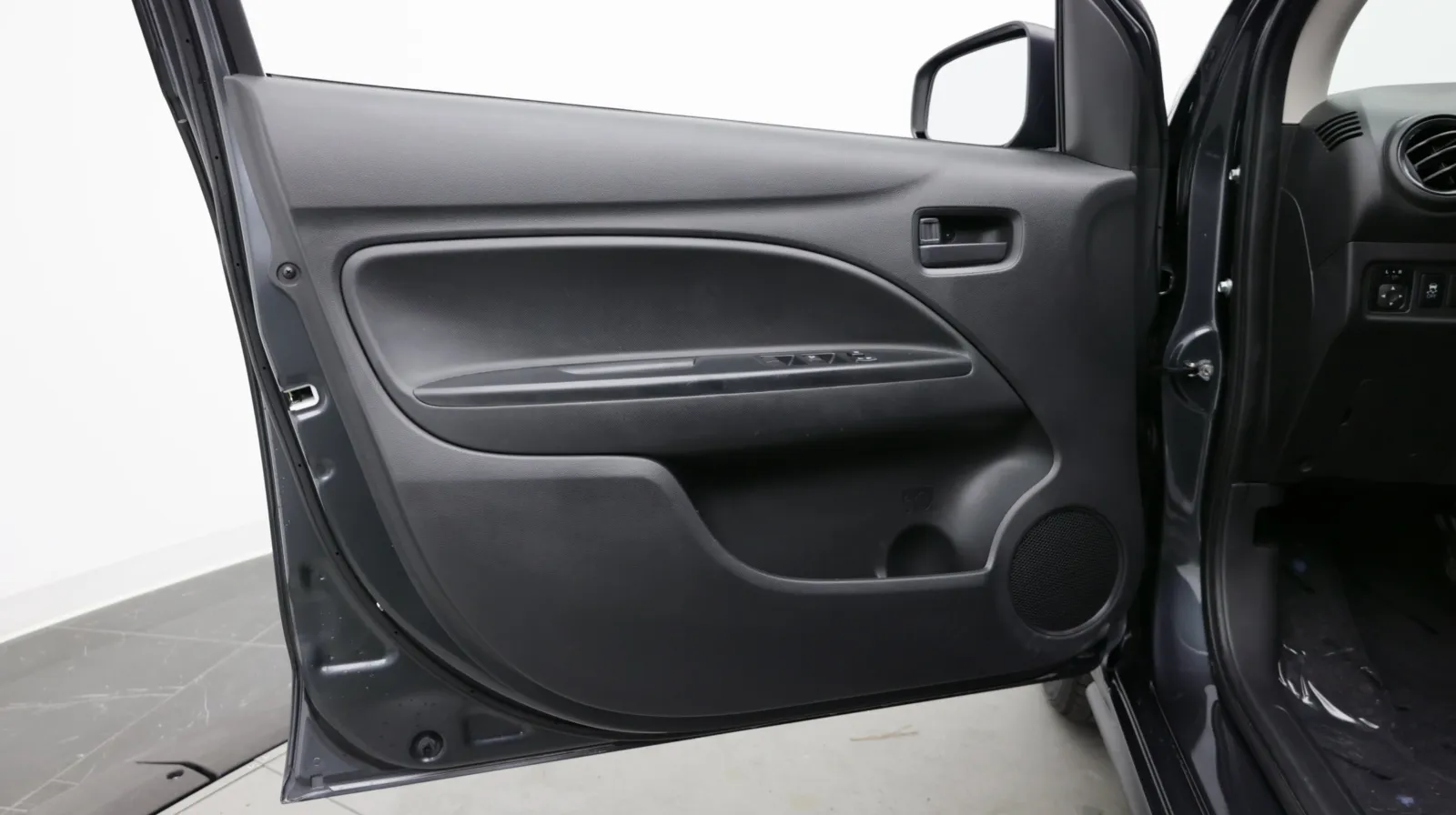 Mitsubishi Mirage photo 9