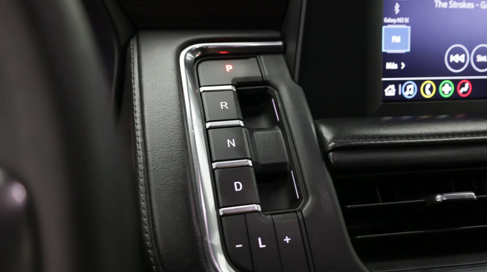 Chevrolet Suburban photo 19