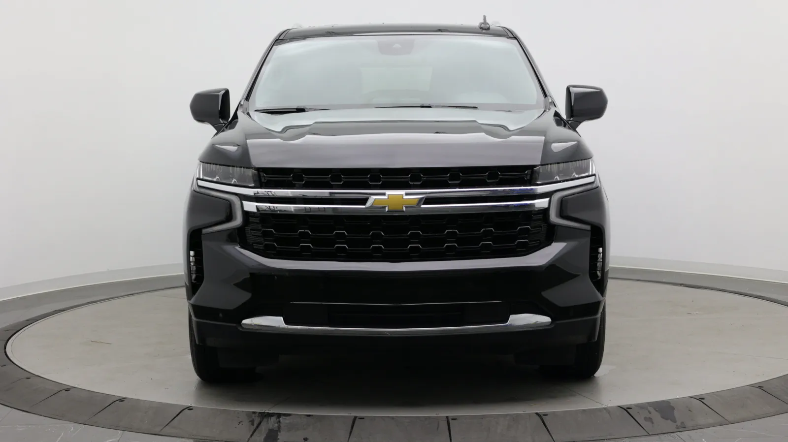 Chevrolet Suburban photo 2