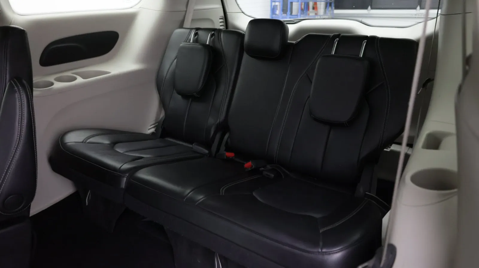 Chrysler Pacifica photo 28