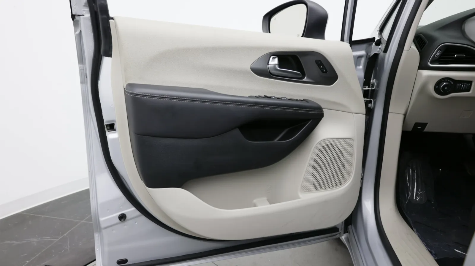 Chrysler Pacifica photo 12