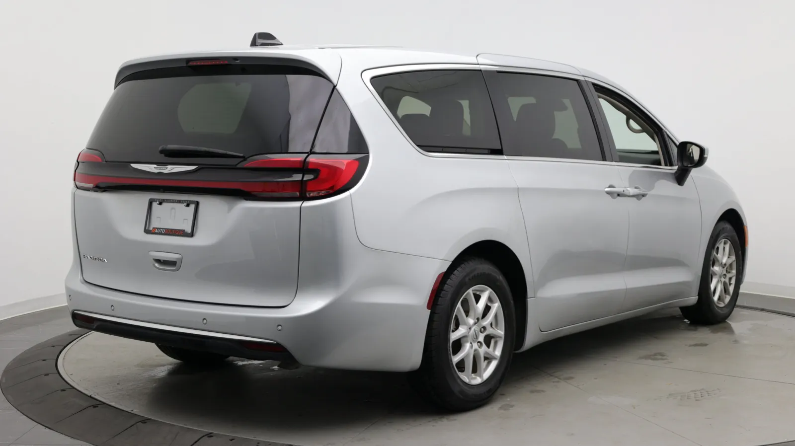 Chrysler Pacifica photo 7