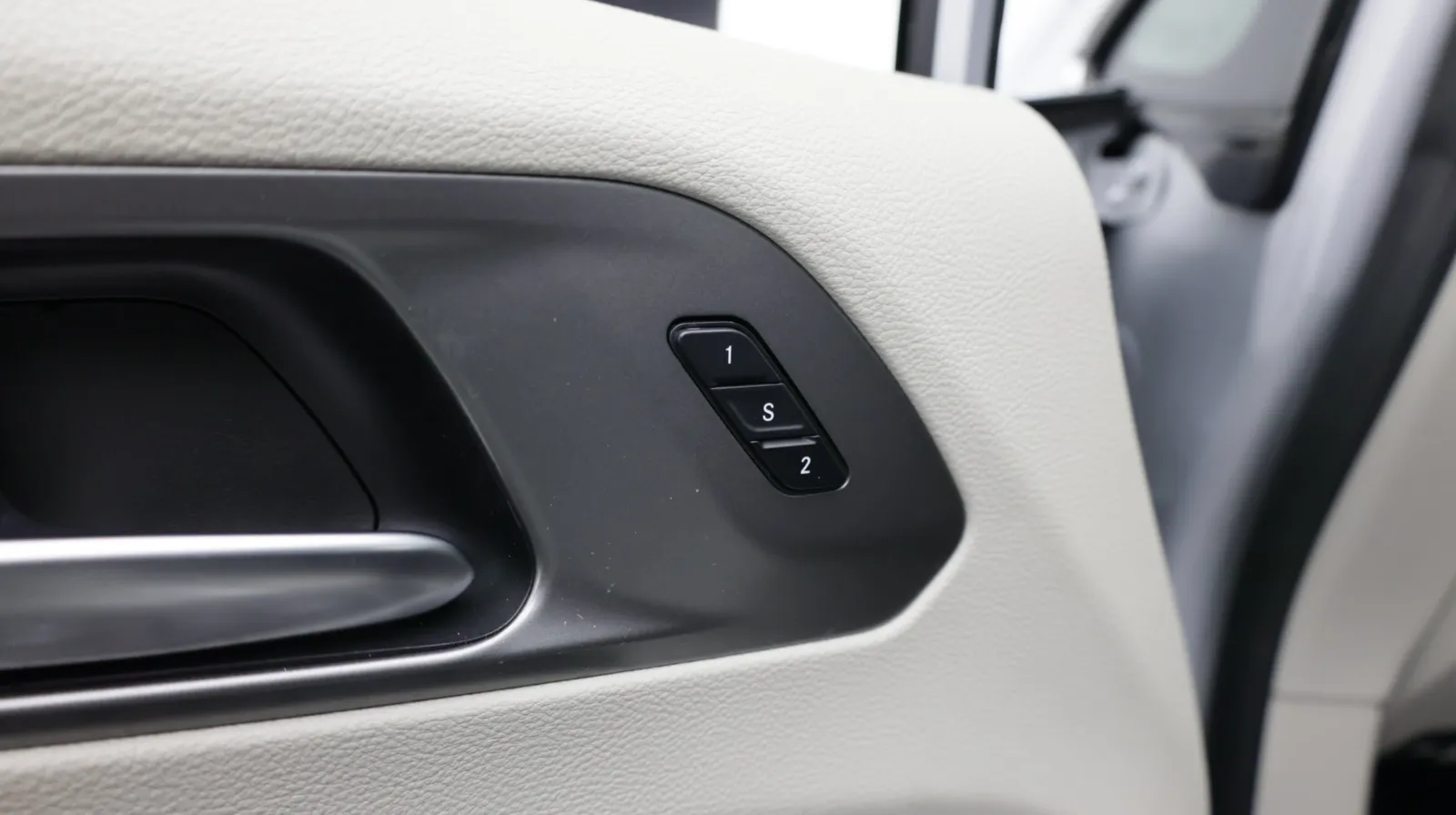 Chrysler Pacifica photo 14
