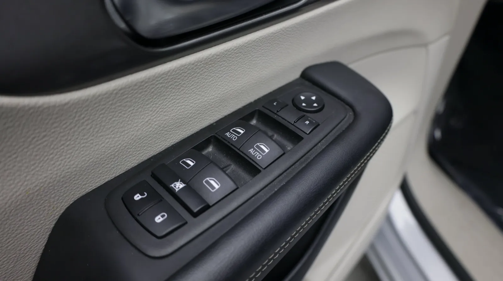 Chrysler Pacifica photo 13