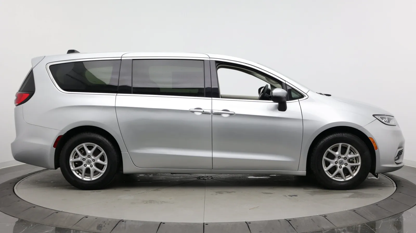 Chrysler Pacifica photo 8
