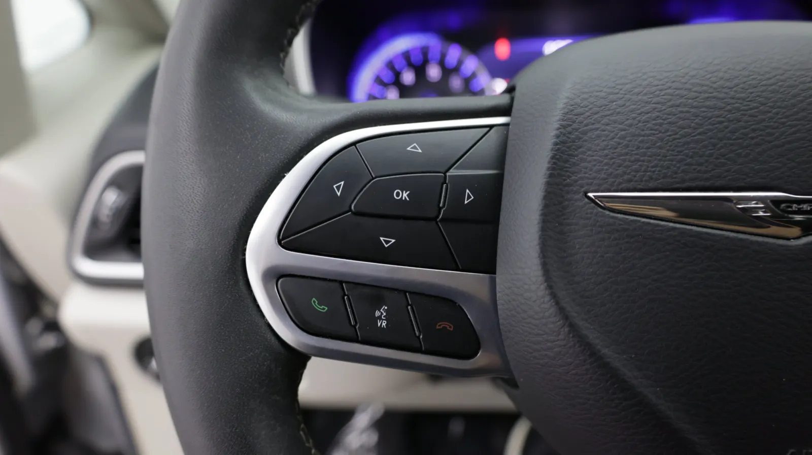 Chrysler Pacifica photo 19