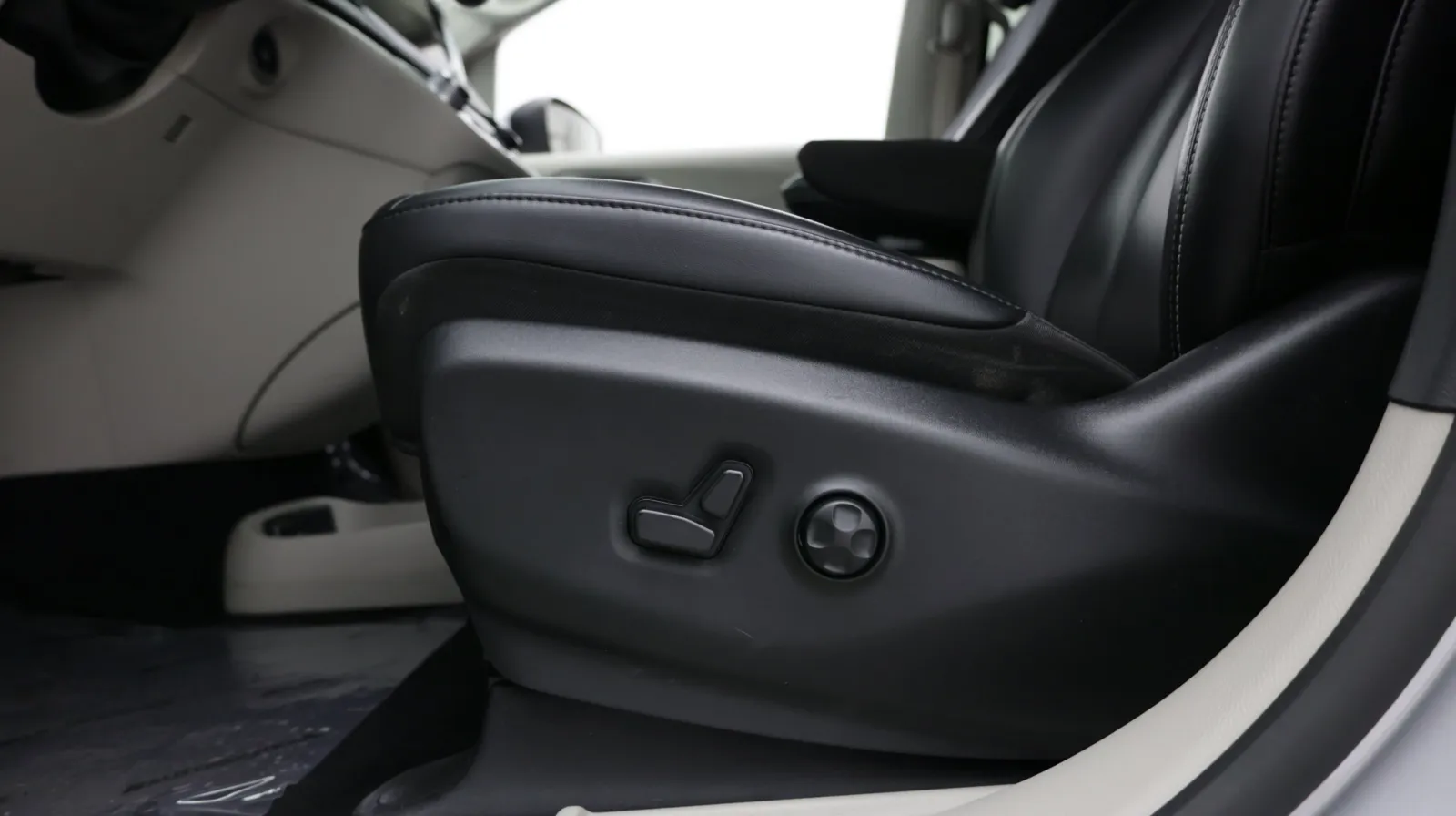 Chrysler Pacifica photo 16