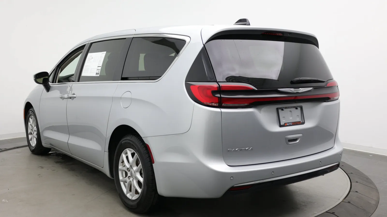 Chrysler Pacifica photo 4
