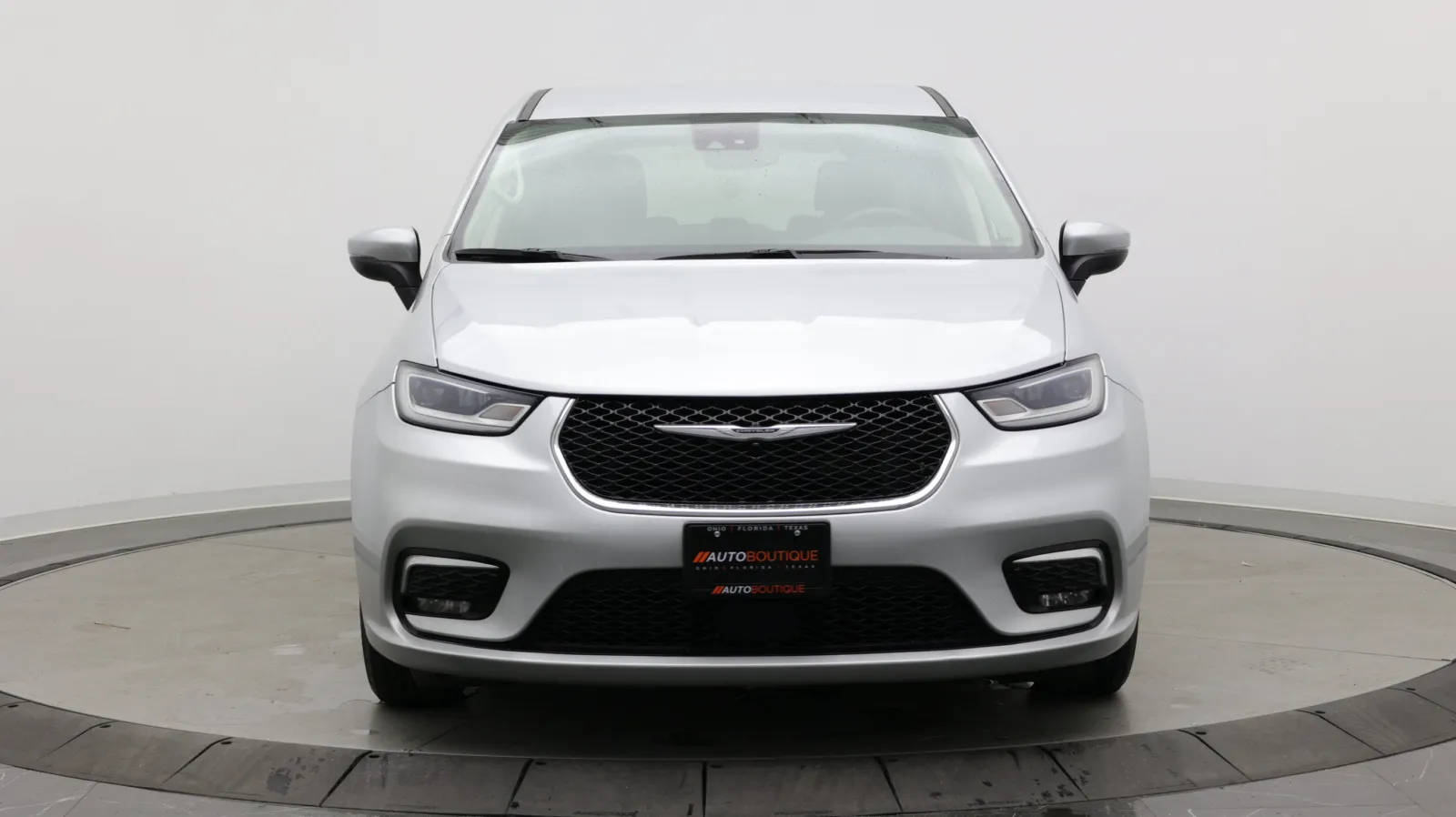 Chrysler Pacifica photo 2
