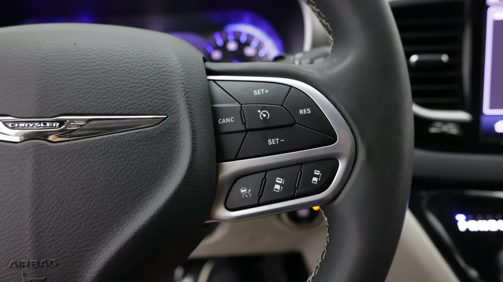Chrysler Pacifica photo 20