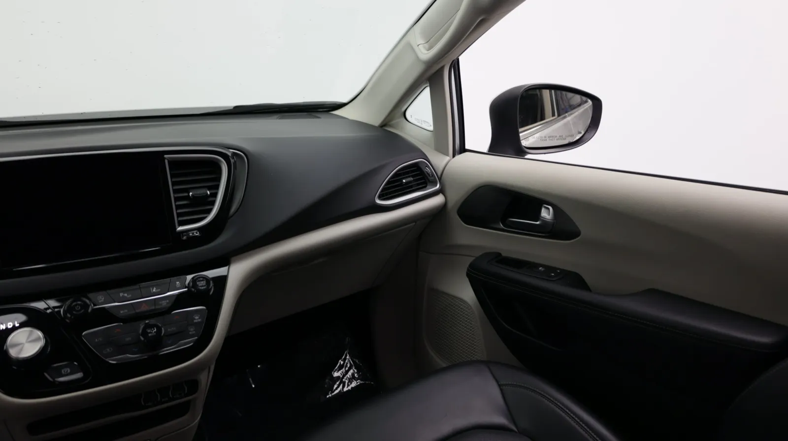 Chrysler Pacifica photo 32