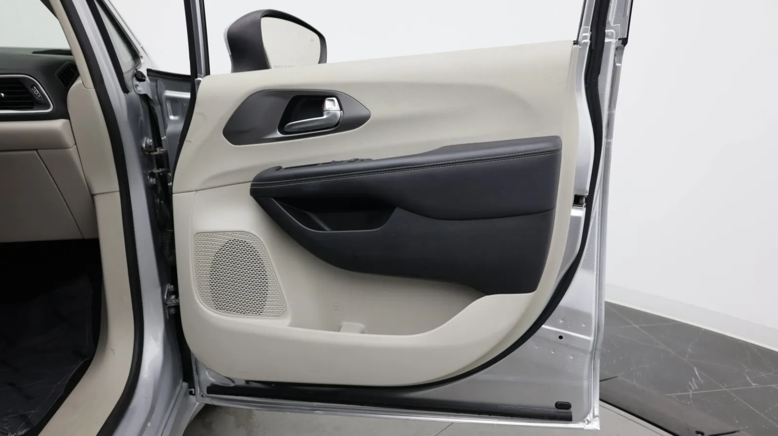 Chrysler Pacifica photo 38