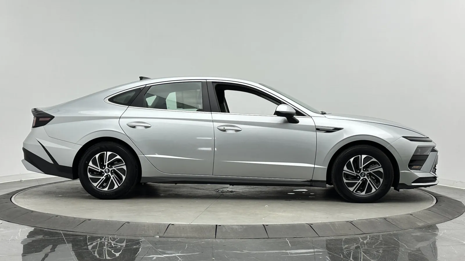 Hyundai Sonata photo 8