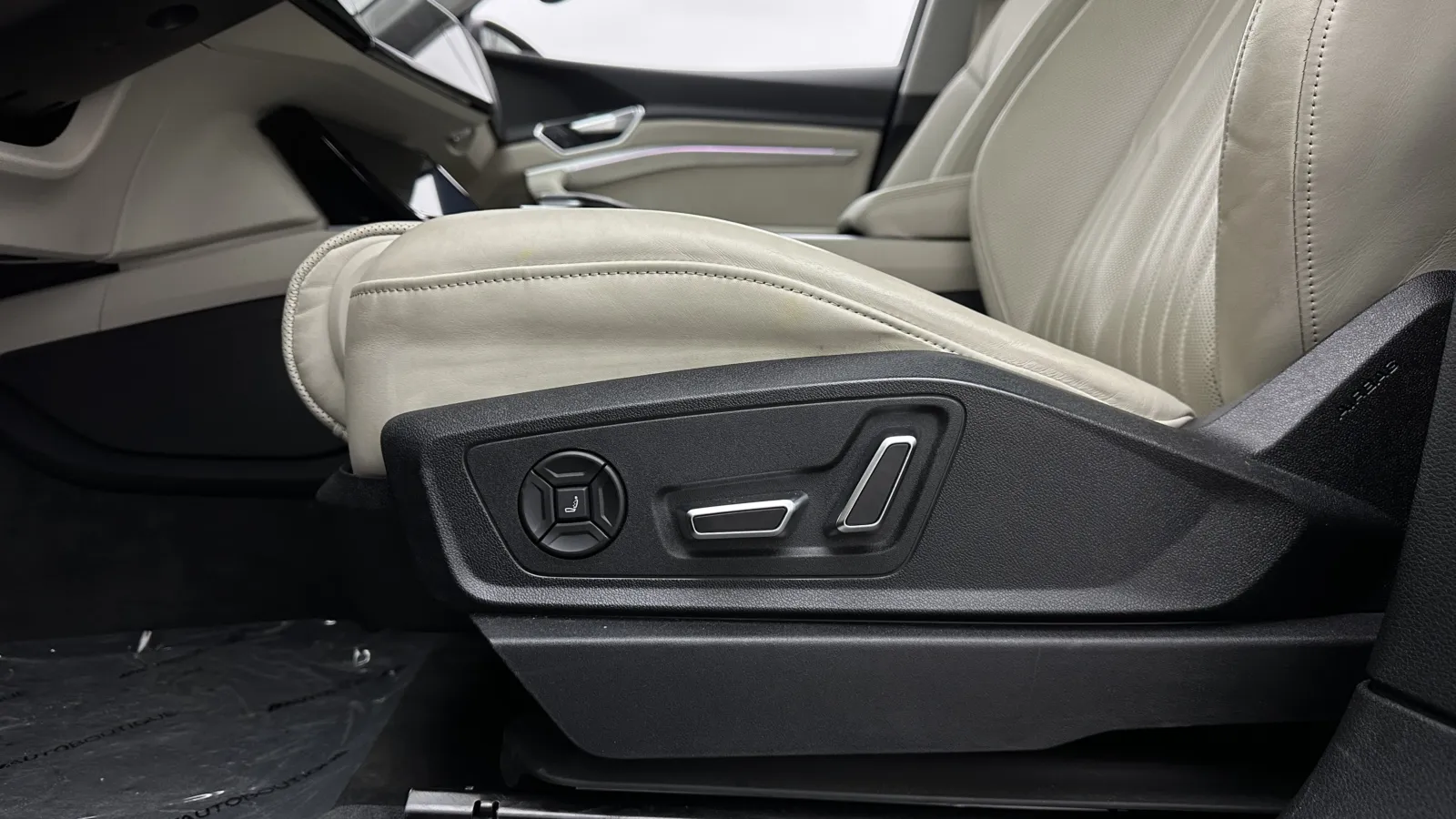 Audi e-tron photo 16